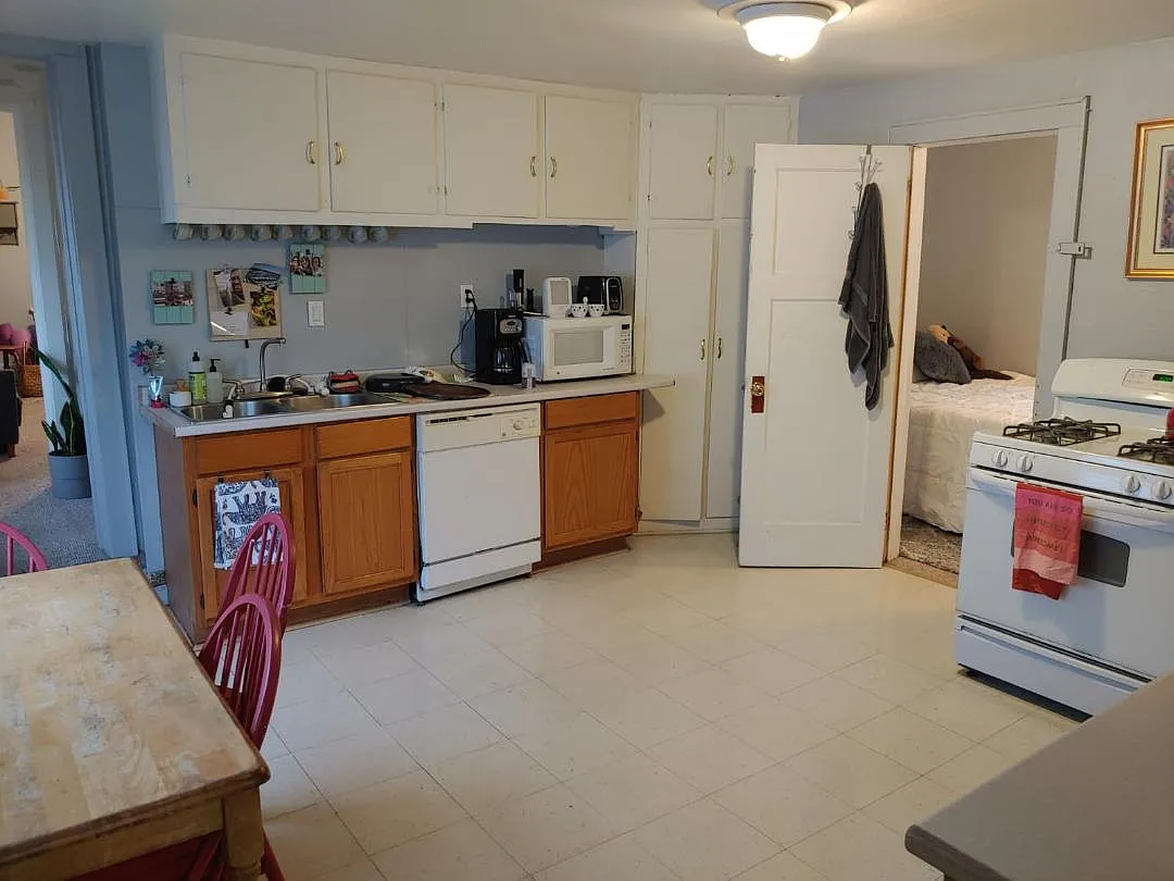 2 bed, 1000 sqft, $975 — Photo 2