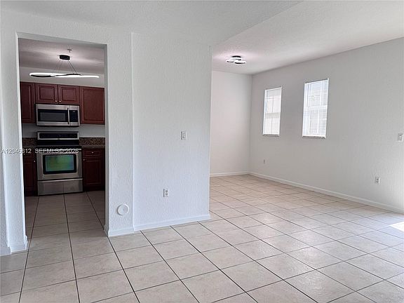 4th image of 11102 NW 83rd St APT 203