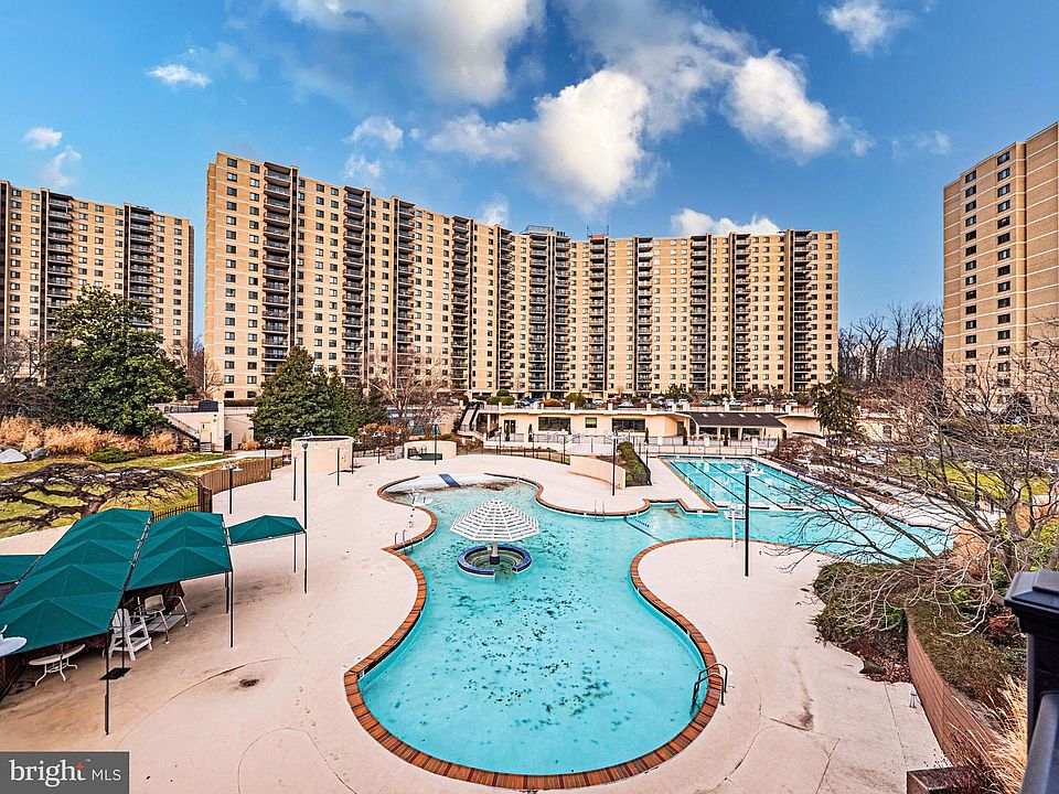 1st image of 205 Yoakum Pkwy Unit 305