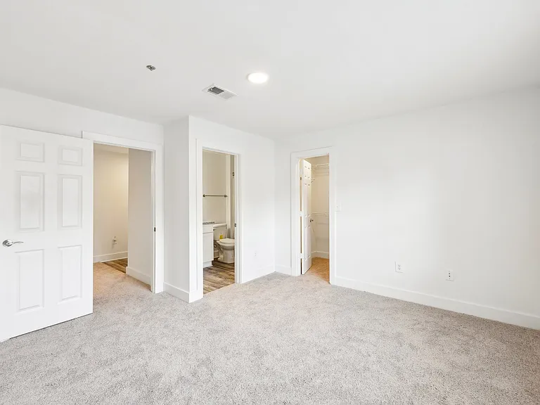 Wesley St. Claire Apartments at Lawrenceville — Photo 9