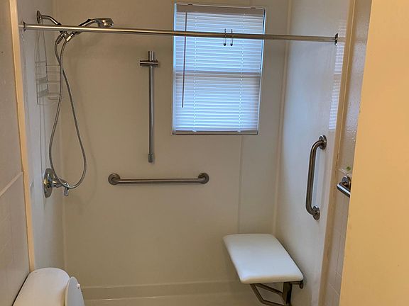 5th image of 705 Carrie Ave #1