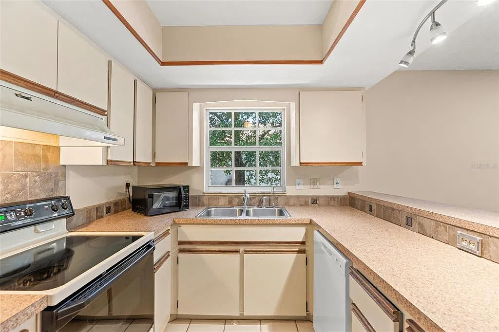 2 bed, 2.0 bath, 1243 sqft, $2,400 — Photo 4