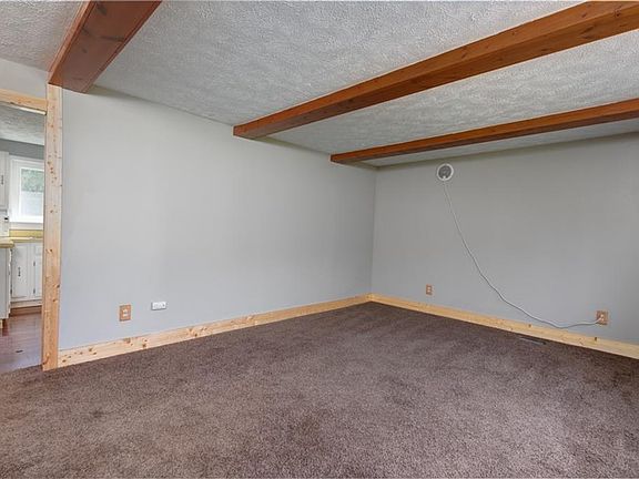 5th image of 15807 Thomas St