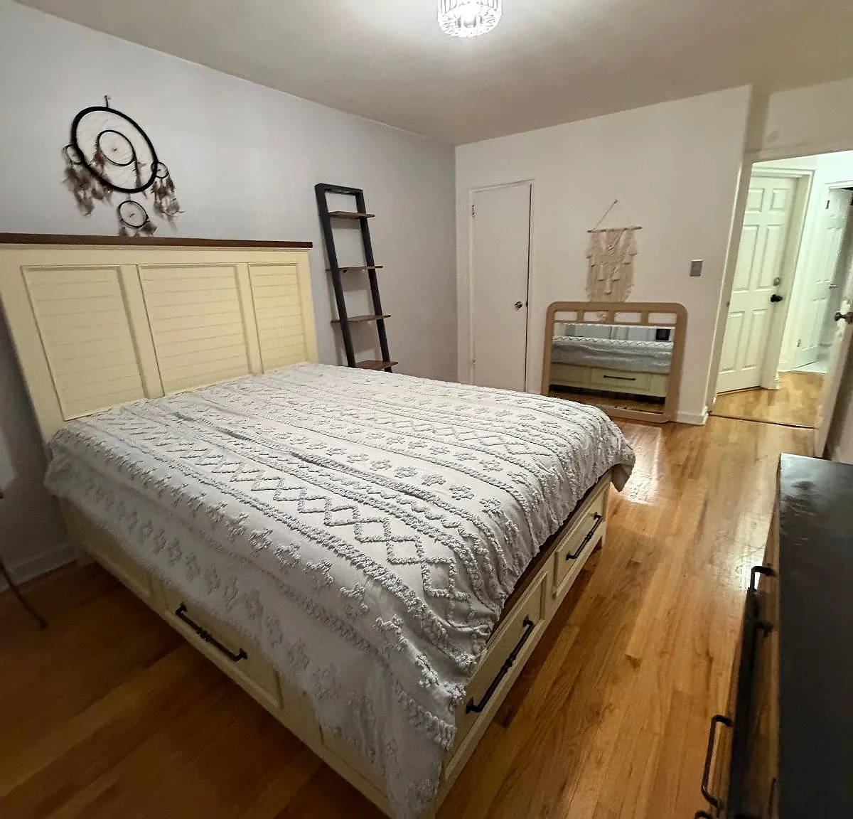 3 bed, $1,300 — Photo 1