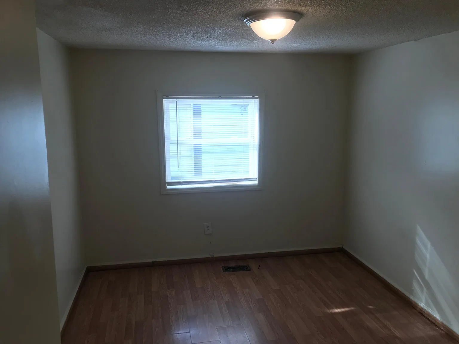 3 bed, 1300 sqft, $1,650 — Photo 4