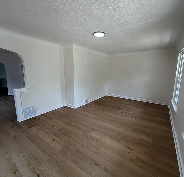 9805 Nelson Ave — Photo 4