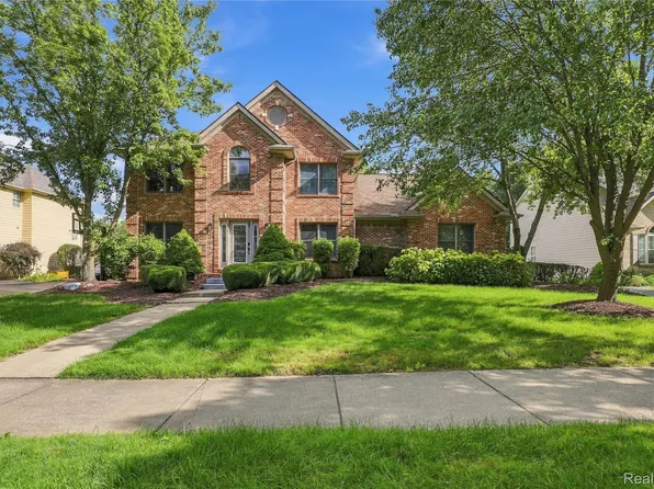 5681 Woodfield Pkwy, Grand Blanc, MI 48439