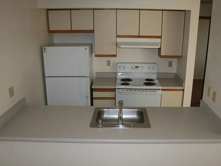 Adams Court Apartments — Photo 92