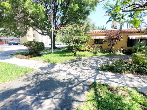 1124 NE 7th St, Hallandale Beach, FL 33009