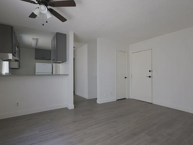 943 Elden Ave — Photo 3
