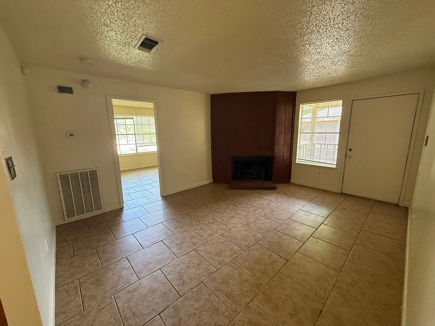 C 8349 GV — Photo 1