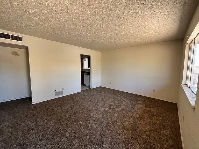 950 Glendale Dr — Photo 2