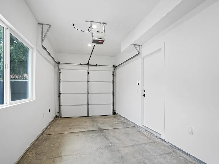 10900 Baird Ave — Photo 24