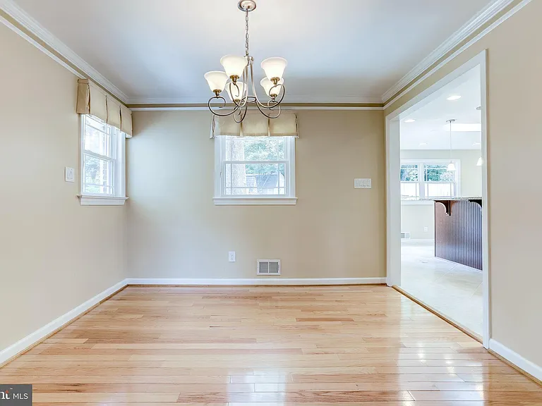 4894 Williamsburg Blvd — Photo 8