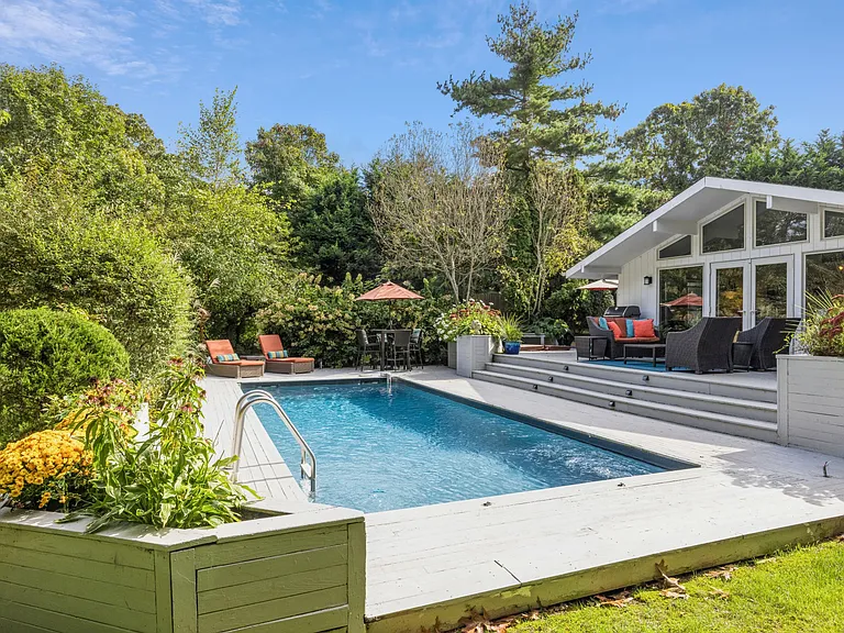 21 Hillover Rd E — Photo 1