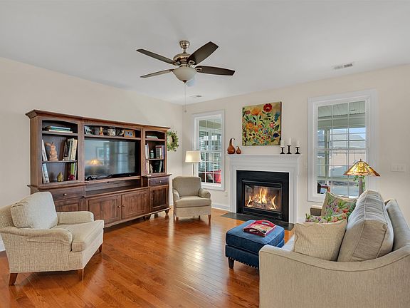 4th image of 305 Castlemaine Dr