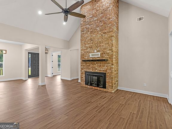 5th image of 1019 Oakridge Dr