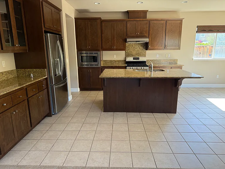 2538 Bassetts Way — Photo 3