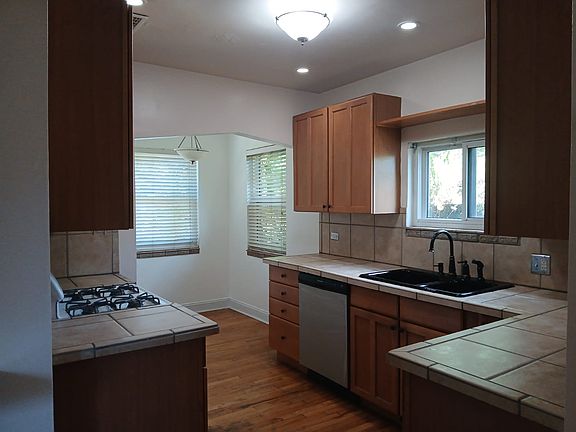 3rd image of 4558 Hooker St