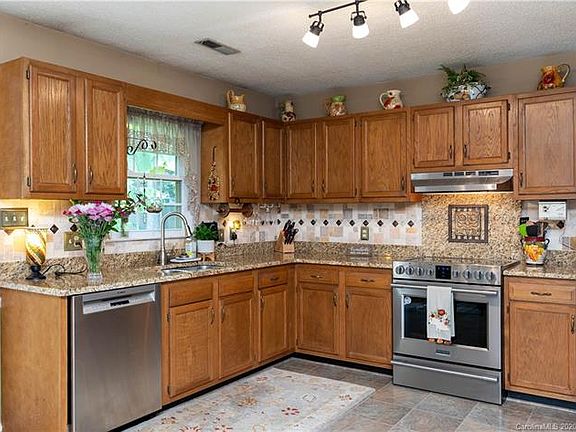 3rd image of 4005 Redwood Dr