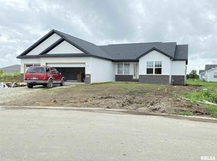 827 Garvey Ln, Chatham, IL 62629