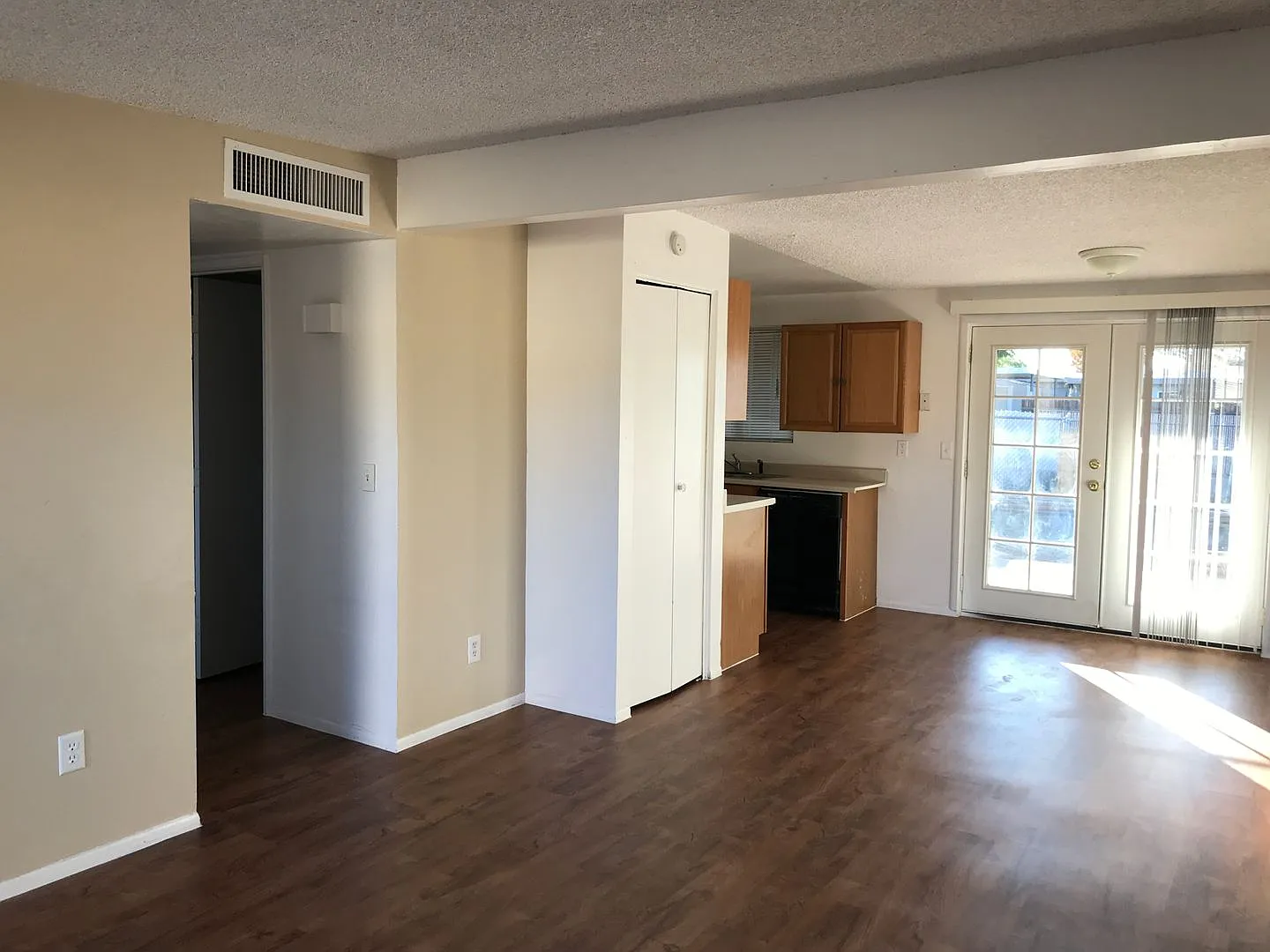 Conveniently Located 3Bdm 2Ba Townhome! — Photo 1