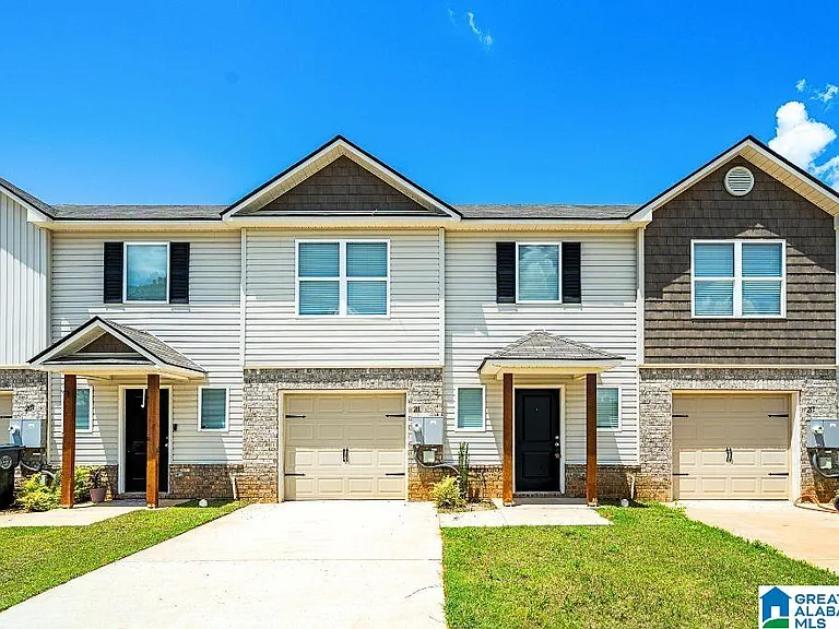 211 Driftwood Ln — Photo 1