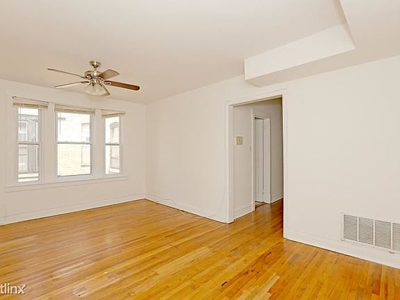 2nd image of 3820 N Sheffield Ave #Unt3