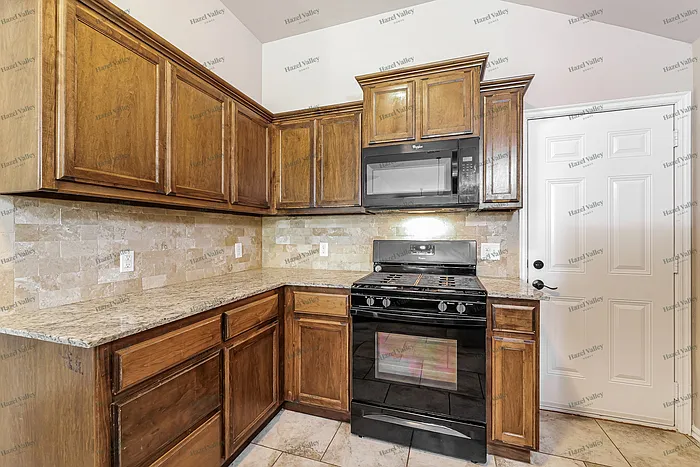 3 bed, 1.5 bath, 1303 sqft, $1,595 — Photo 3