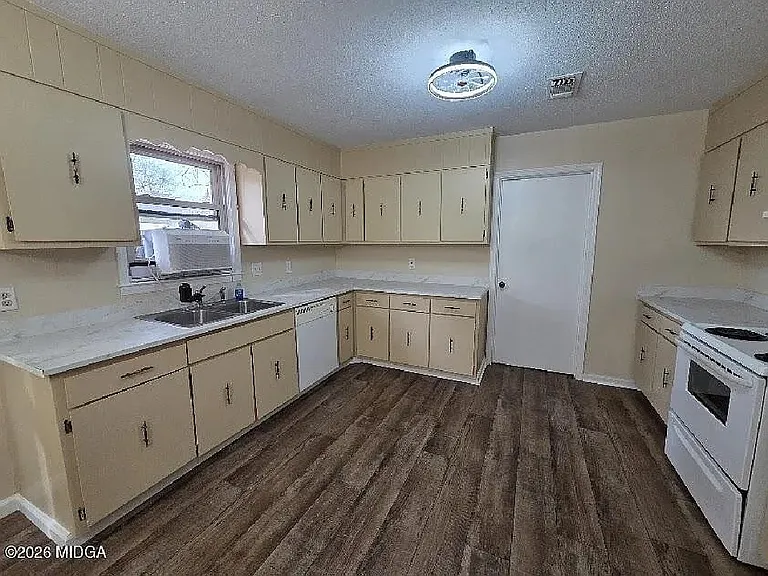 2412 Shea Dr — Photo 3