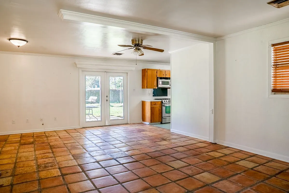3 bed, 2.0 bath, 1300 sqft, $1,700 — Photo 3