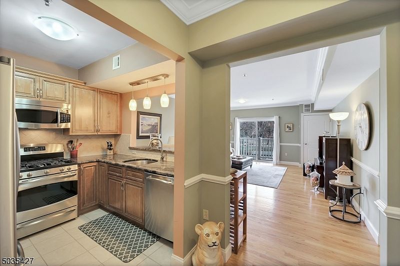 1st image of 902 N 5th St APT 305