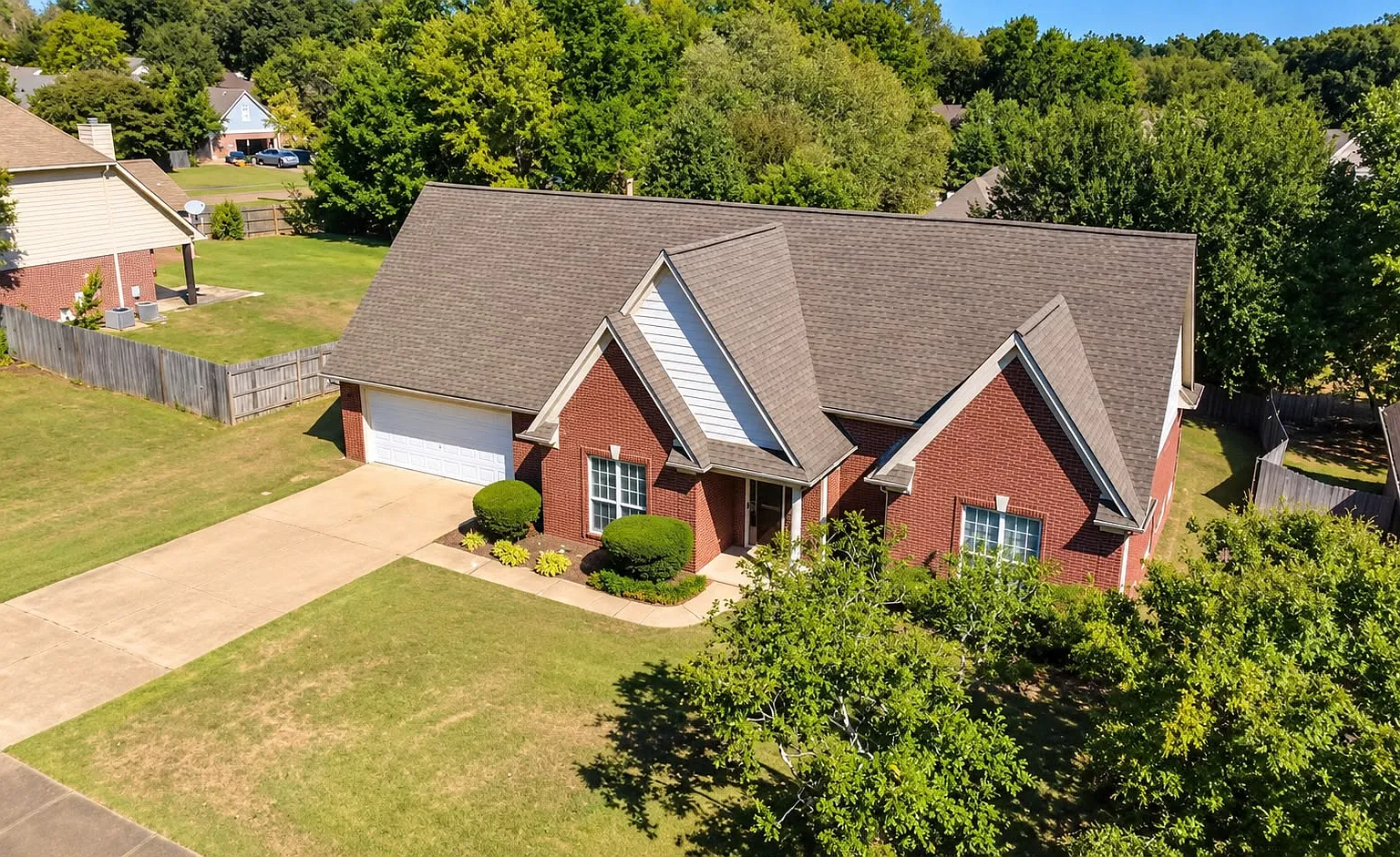 5 bed, 2.5 bath, 2315 sqft, $7,995 — Photo 4