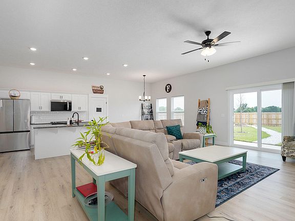 3rd image of 1312 N Maxine Avenue