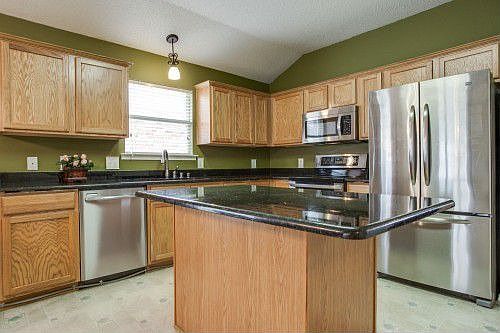 3rd image of 905 Topaz Dr