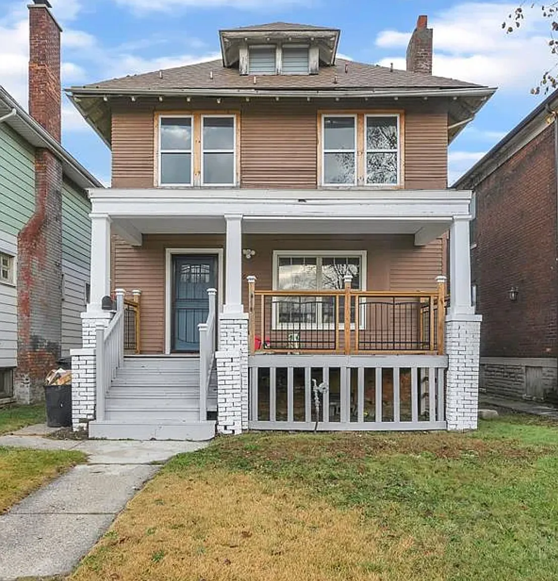 4676 Victoria Ave — Photo 1