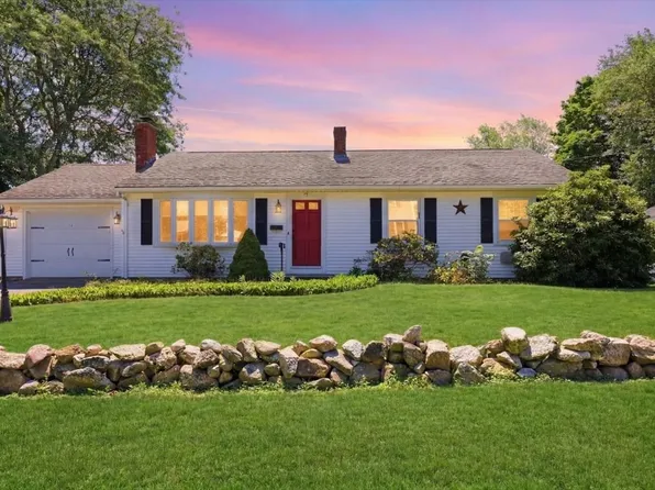 17 Green Dr, Dartmouth, MA 02747