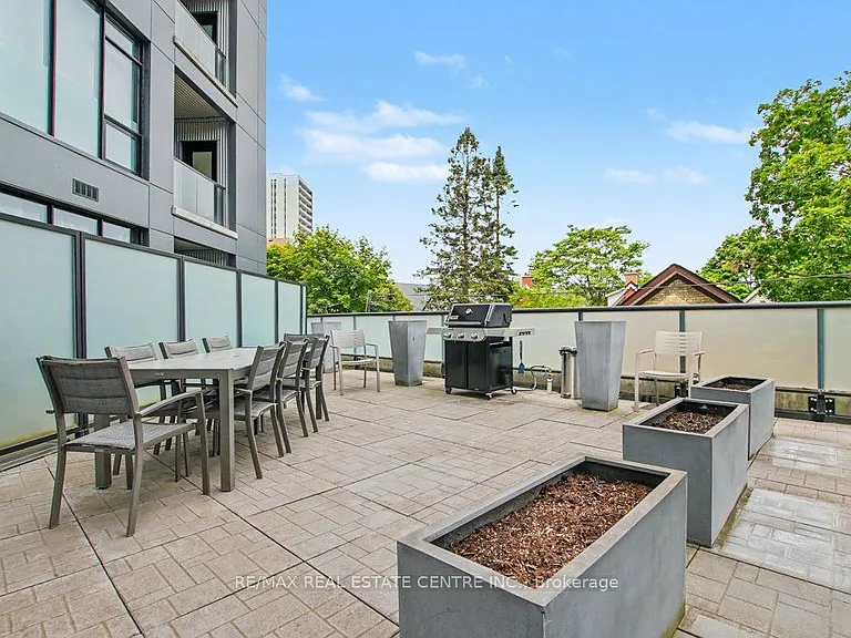 690 King St W #101 — Photo 30
