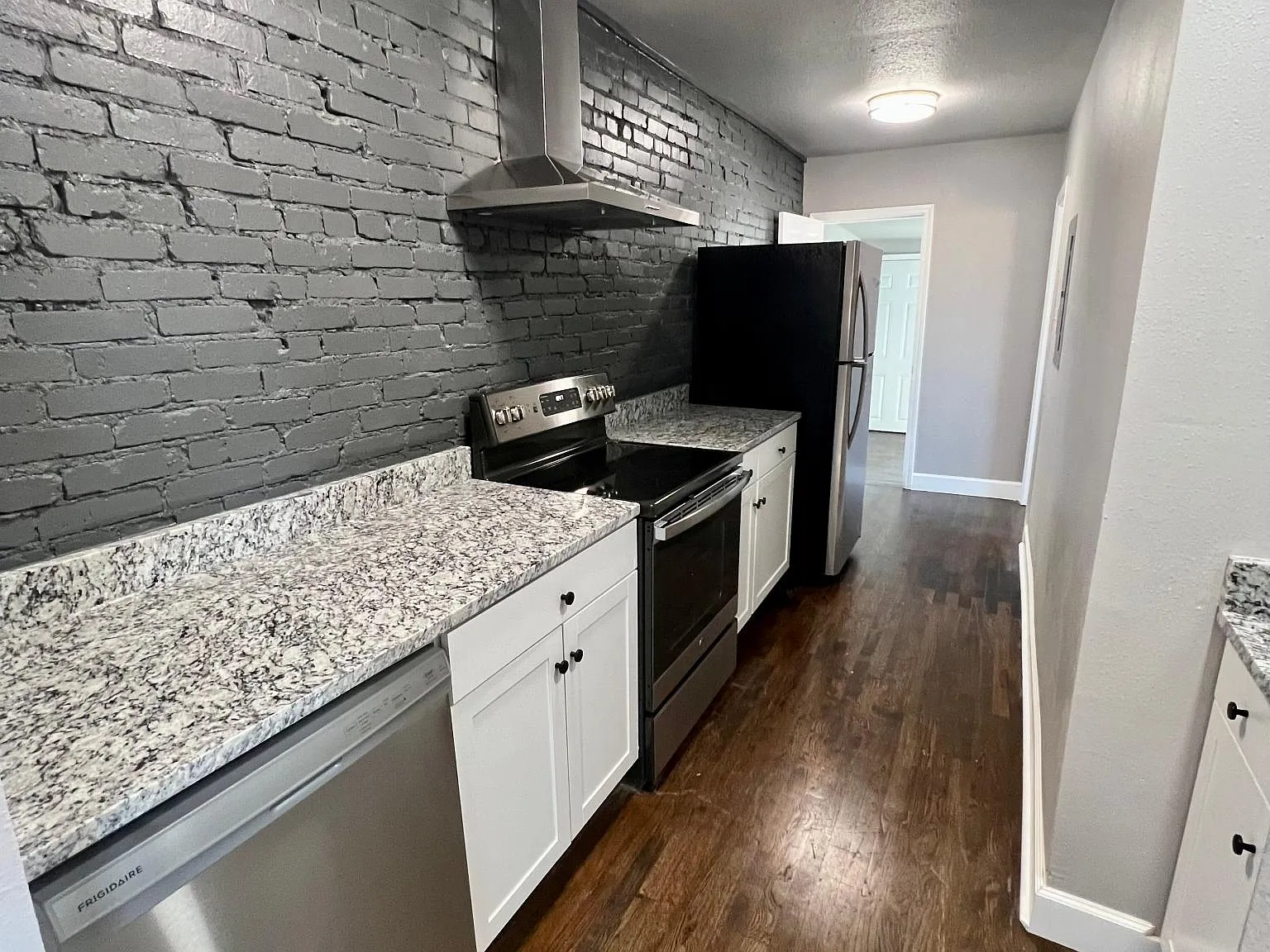 332 S Yorktown Ave — Photo 1