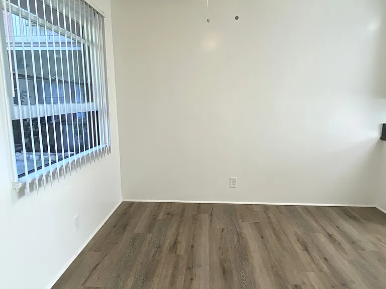 Grismer Cove Apartments — Photo 16