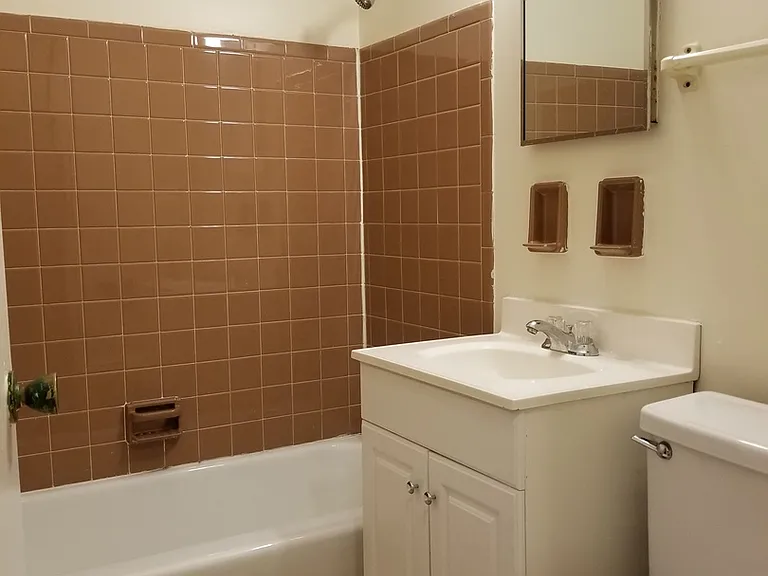 1579 N Farwell Ave — Photo 7