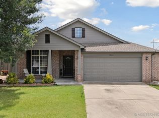 9011 N 156th East Pl, Owasso, OK 74055