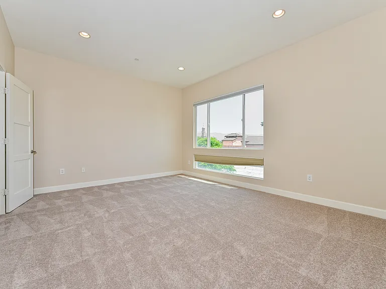10878 Bloomfield St #407 — Photo 6