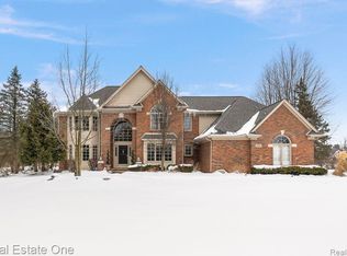 2980 Long Winter Ln, Oakland, MI 48363