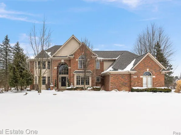 2980 Long Winter Ln, Oakland, MI 48363