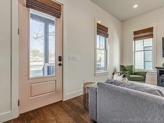 4th image of 40 Redbud St