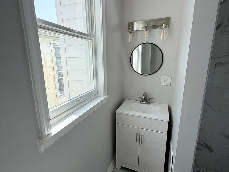 1325 W Norwegian St — Photo 12