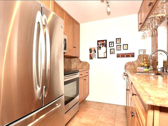 5th image of 300 Winston Dr APT L05