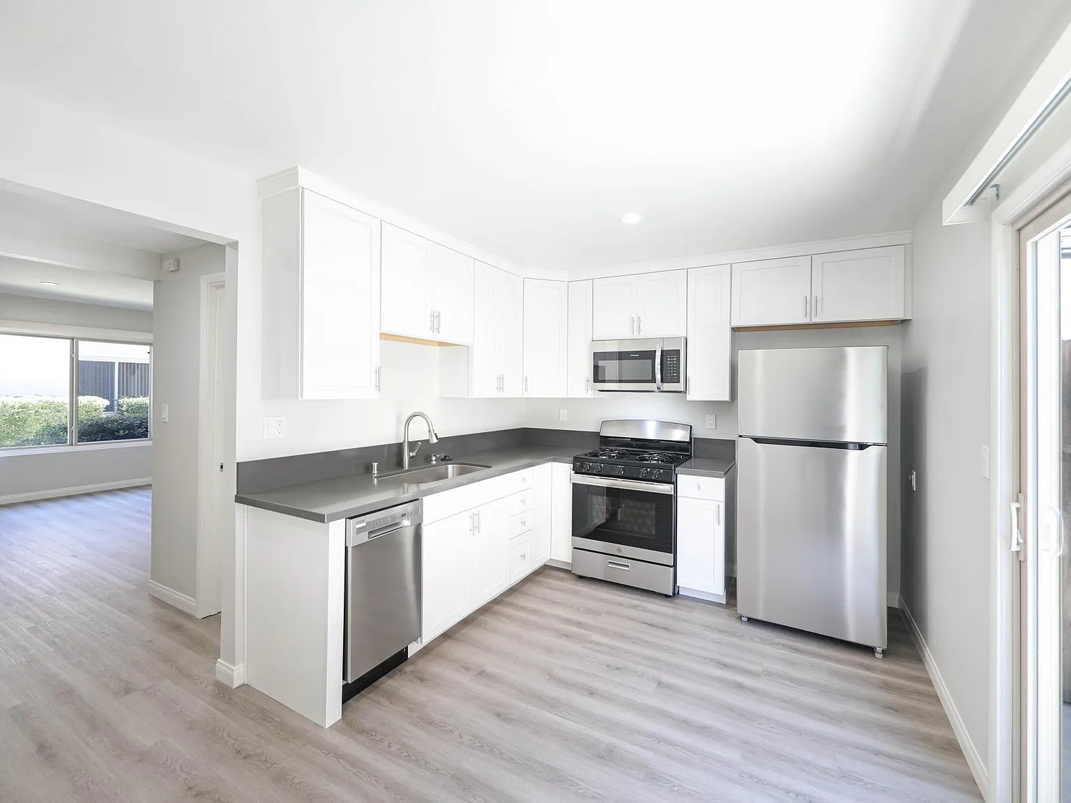 Villa Azusa Apartments — Photo 2