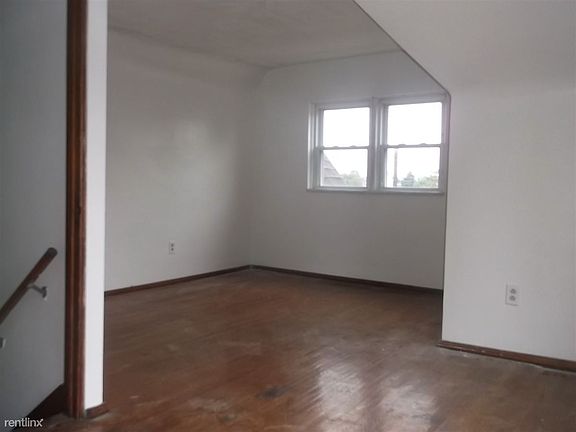 212 Hillcrest Bedroom